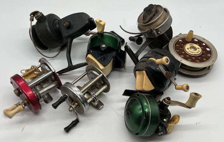 (GH)(8) Vintage Fishing Reels Including Zebco, Mustang, Cortland and More