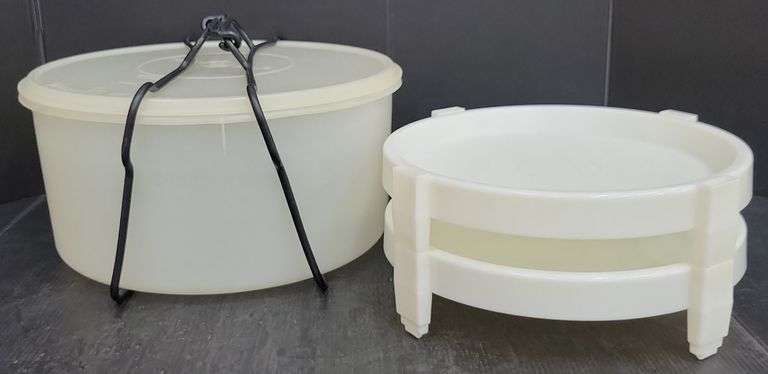(Q) Vintage Tupperware Round Carry All Container With Stacker Trays/Dividers