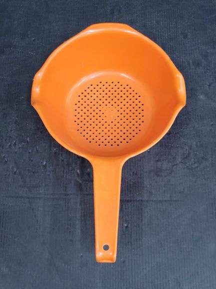 (Q) Vtg Tupperware Deviled Egg Carrier, Green Celery Refrigerator Keeper & Rubbermaid Strainer Colander
