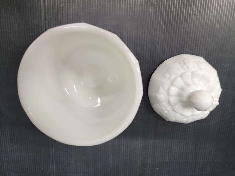 (Q) Westmoreland Dellia Robbia Milk Glass Set