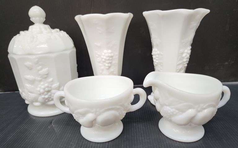 (Q) Westmoreland Dellia Robbia Milk Glass Set