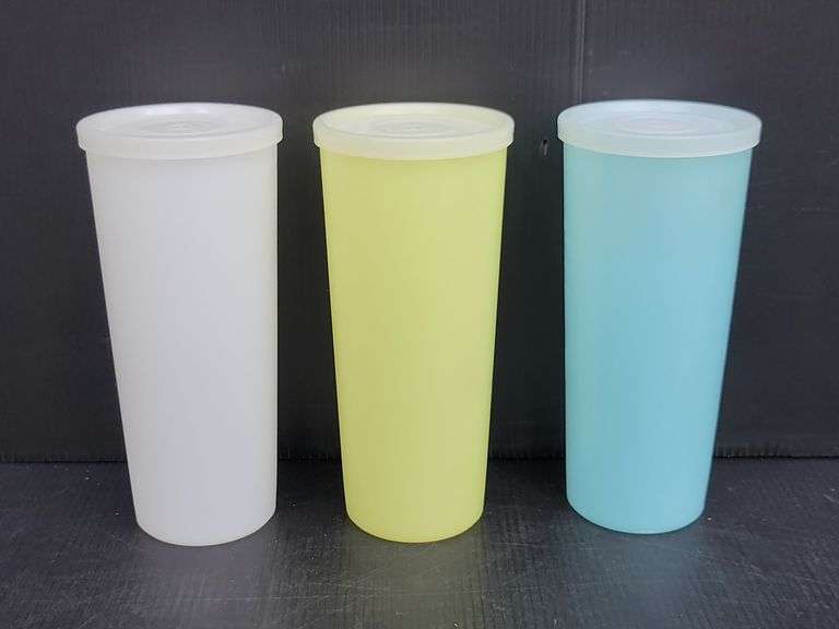 (Q) Vintage Tupperware Lidded Tumblers In Pastel Yellow, Blue And White