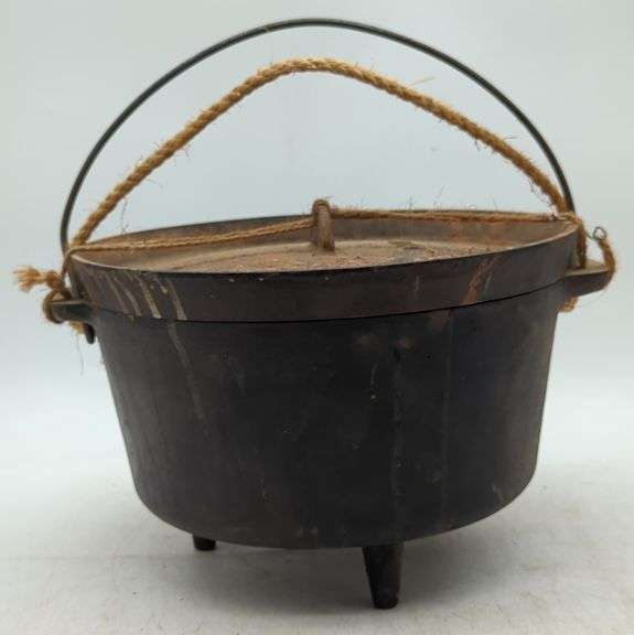 (GH) (1) Cast Iron Cauldron W/ Lid