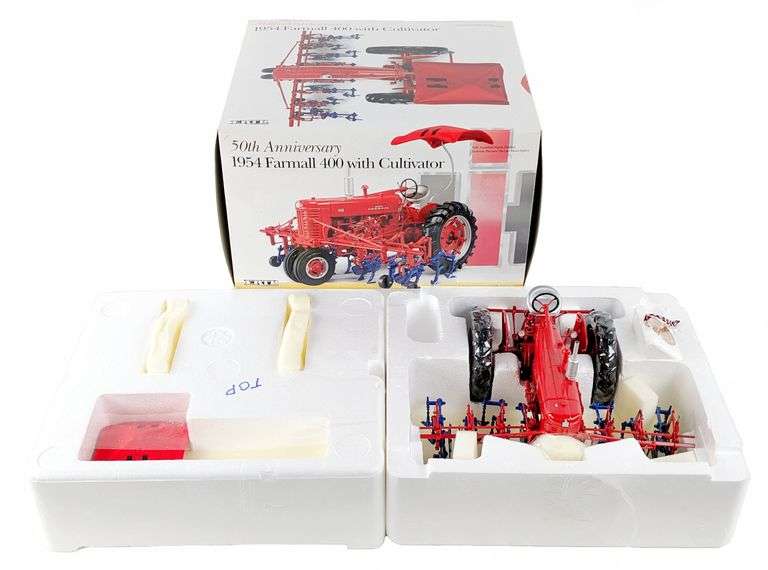 1/16 Ertl Farmall 400 Tractor w/ Cultivator & Umbrella 50th Anniversary