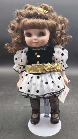 (L) Adora Bell "Toy Fair special" in the box.