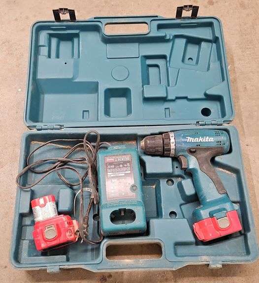 Makita 3/8 Cordless Drill, Charger, 2 Battery's & Case