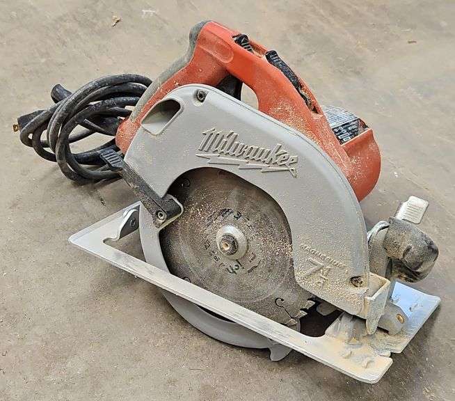 Milwaukee Heavy-Duty 7 1/4" Tilt-Lok Adjustable Handle Circular Saw W/Case