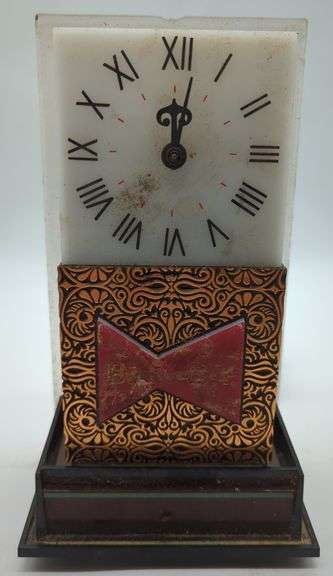 (U) Vintage Budweiser clock. Approx 10" x 5".