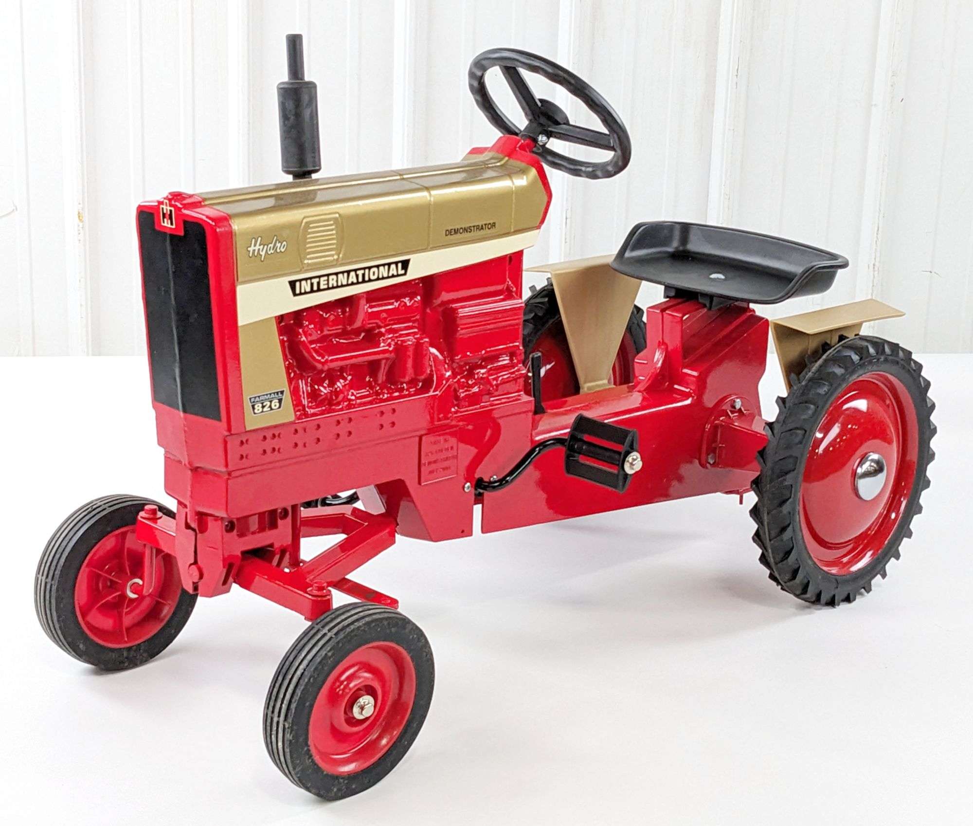 Scale Models International Harvester 826 Golden Demonstrator Pedal