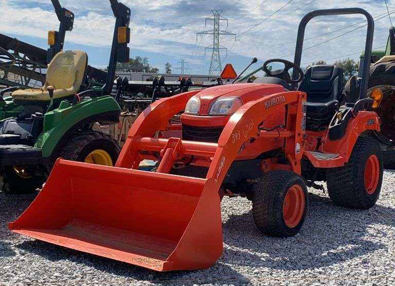 Kubota RX2350 4WD Utility Tractor w/ LA243 Loader - Kraft Auction ...