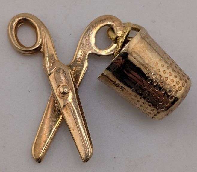 (AJ) 14K Yellow Gold Articulated Moving Scissors & Thimble Novelty Charm