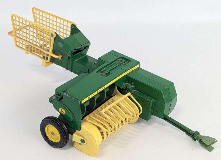 Vintage 1/16 Ertl John Deere Hay Baler
