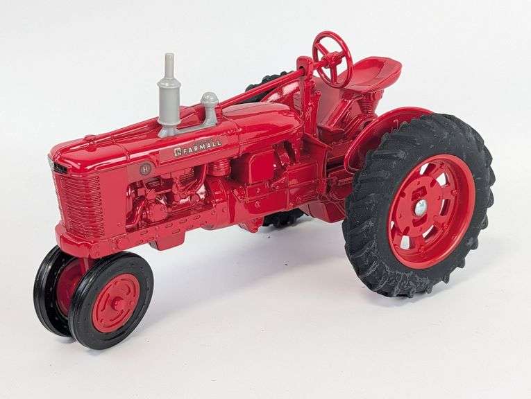 1/16 Ertl Farmall H Narrow Front Tractor