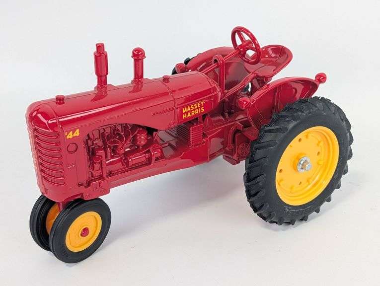 1/16 Ertl Massey Harris 44 Tractor