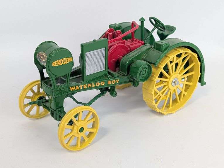 1/16 Ertl John Deere Waterloo Boy Tractor