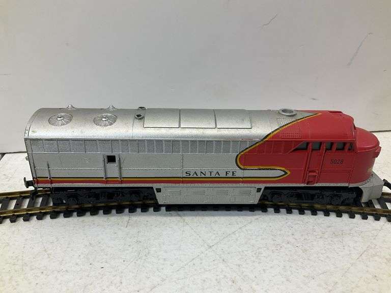 HO scale model railroad train set (consignor says it works track needs wipe down)