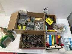 HO scale model railroad train set (consignor says it works track needs wipe down)
