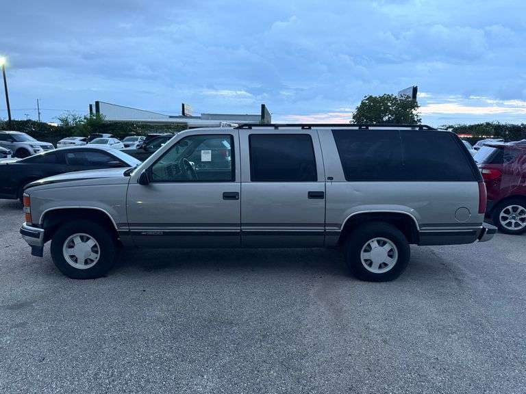 1999 CHEVROLET Suburban VIN# 3GNEC16R9XG217634, NO KEY, ABND, SEE DESCRIPTION