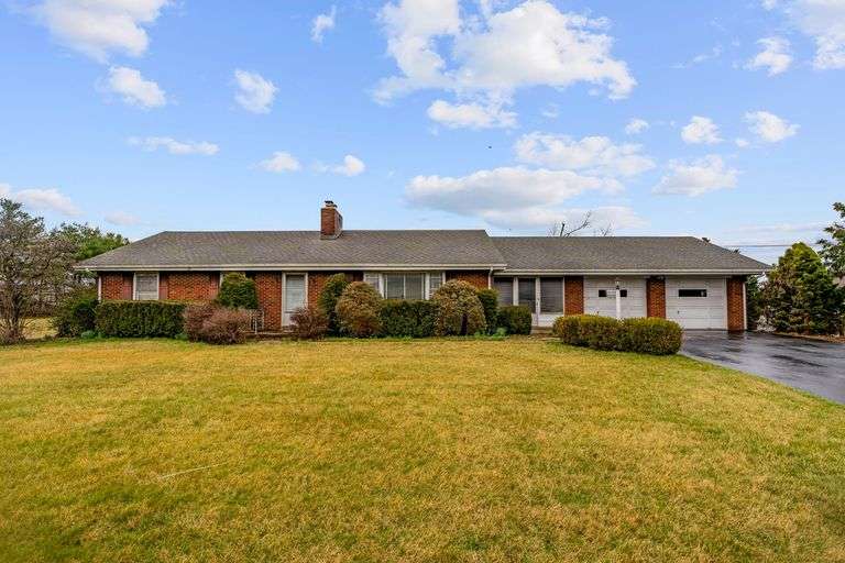 632 FARMERSVILLE ROAD, NEW HOLLAND