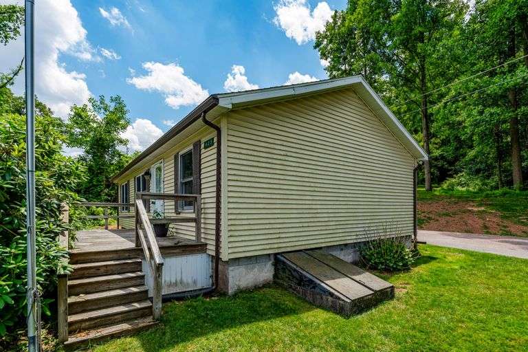 425 SUNNYSIDE ROAD, NEWMANSTOWN