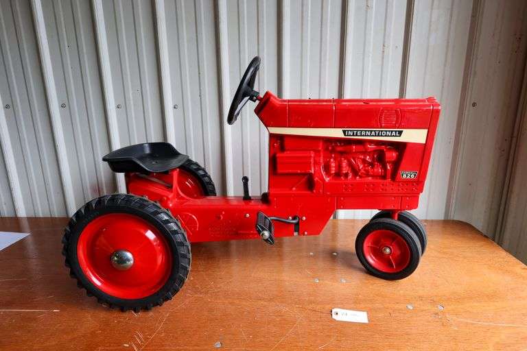 IH Farmall 826 Pedal Tractor