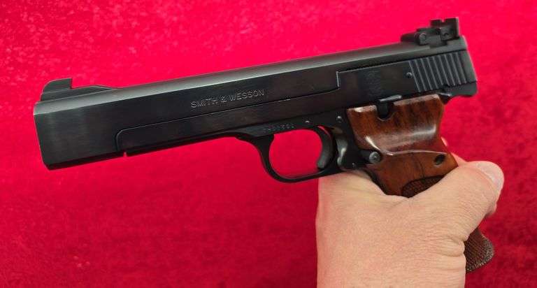Smith & Wesson  Model 41 Heavy Bbl.   22 cal.   Target Pistol