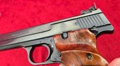 Smith & Wesson  Model 41 Heavy Bbl.   22 cal.   Target Pistol