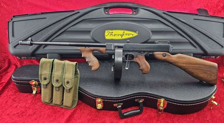 Auto Ordnance   Model 1927A1 Thompson   45 ACP  w/Violin Case