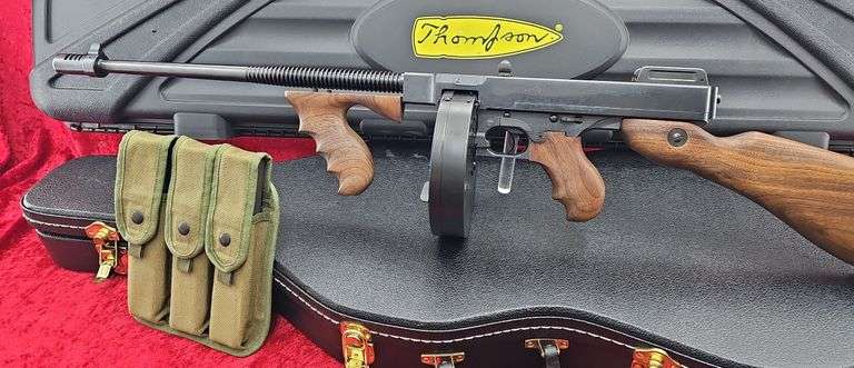 Auto Ordnance   Model 1927A1 Thompson   45 ACP  w/Violin Case