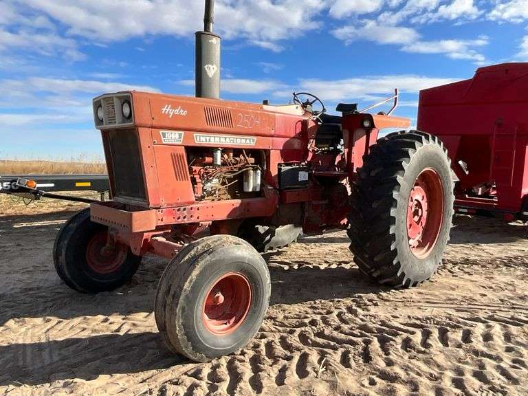 1066 Hydro Farmall International tractor