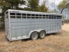 2010 Travalong Advantage GN Stock Trailer
