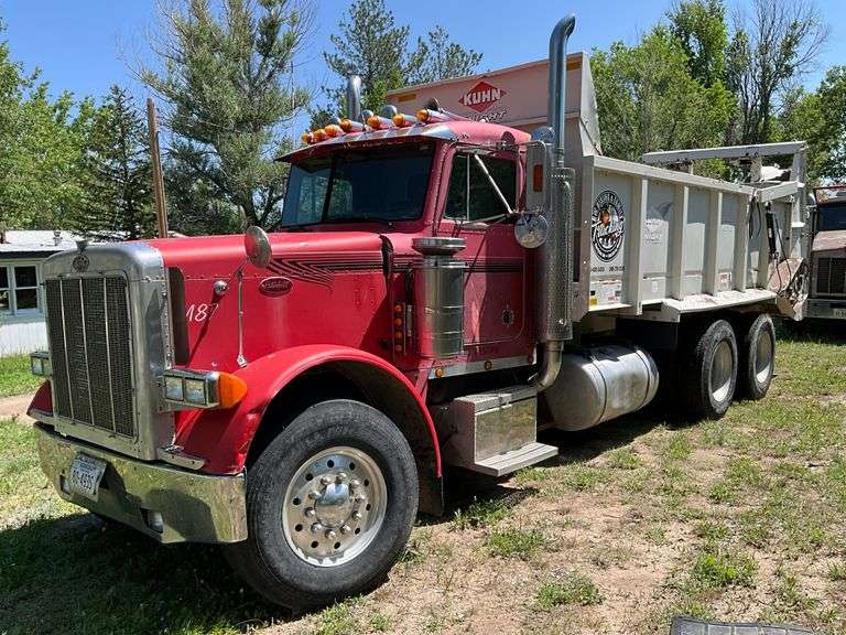 1987 Peterbilt with Kuhn Knight Prospread PSC 161 Manure Box