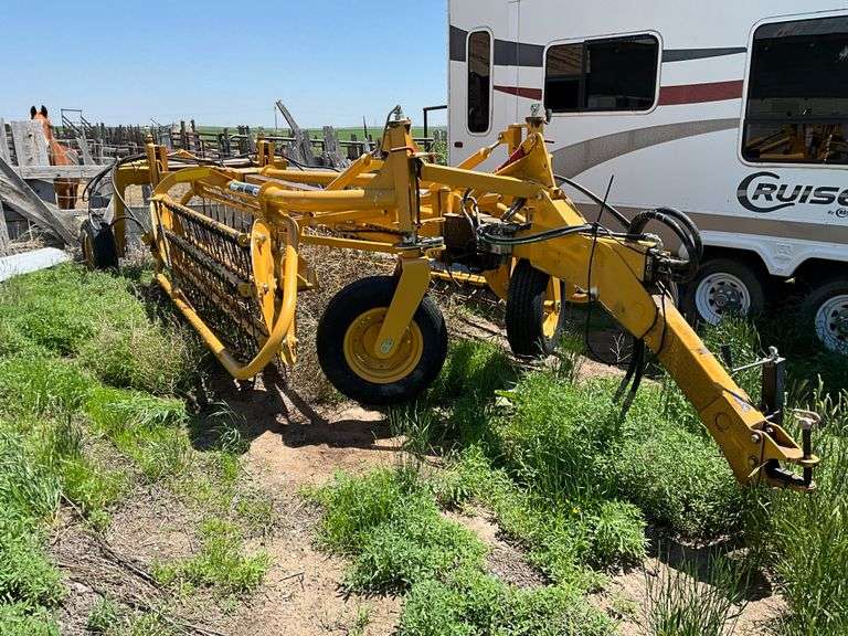 Vermeer R2300 Twin Rakes