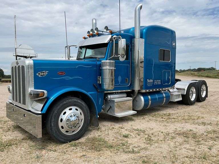 2015 Peterbilt 389 Semi, Mid Roof Sleeper, Nice Clean Truck
