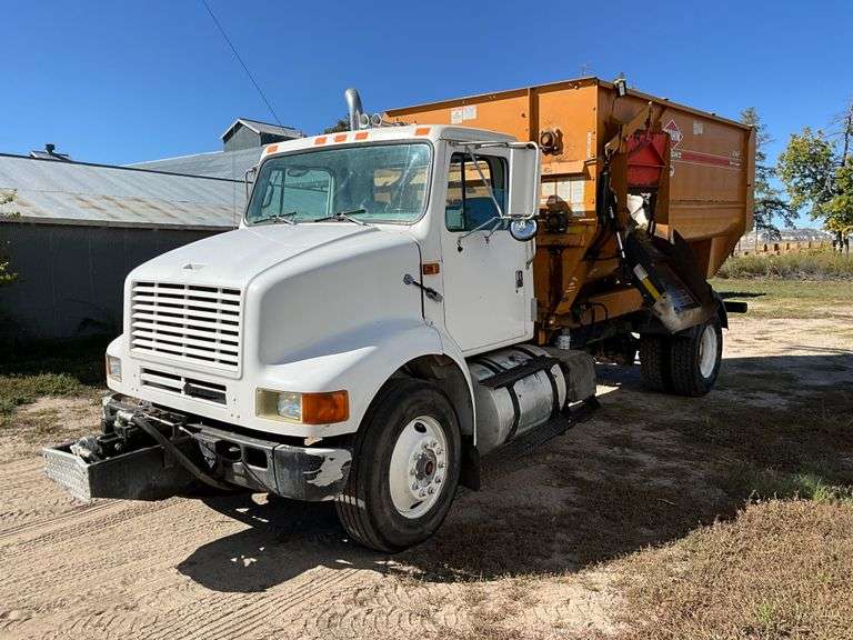 1997 International Navistar 8100 Truck with Kuhn Knight 3142 Reel Augie Feed Box