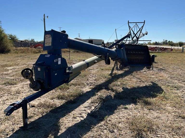 Harvest International H1392 Auger with Double Auger Hopper Swing-Out