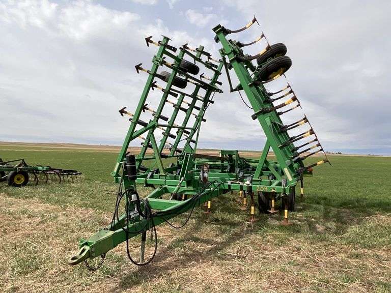 John Deere 980 Field Cultivator, 9” Spacing