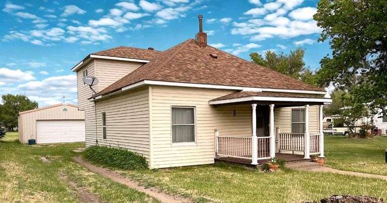 210 East Church Street, Lewellen, NE