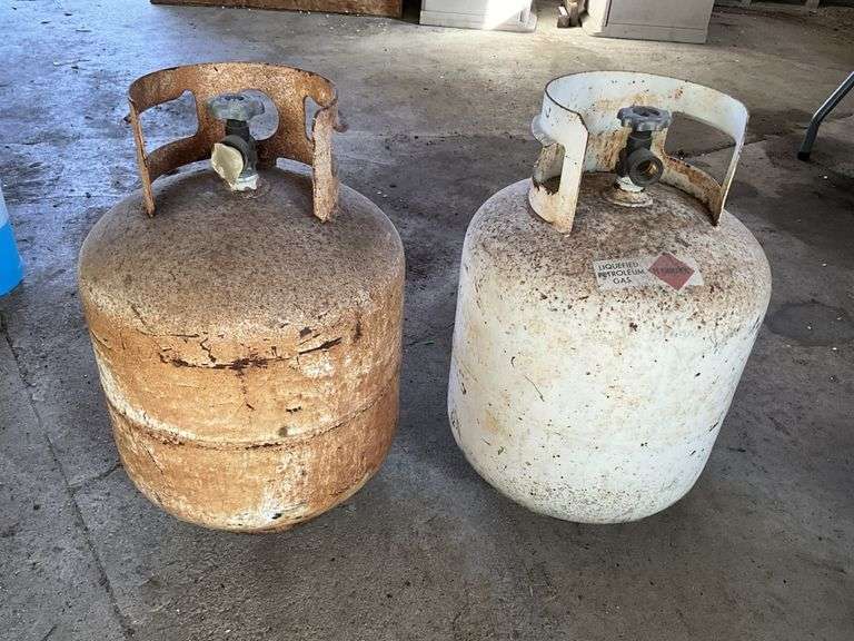 20 pound old style LP tanks, left one is full!