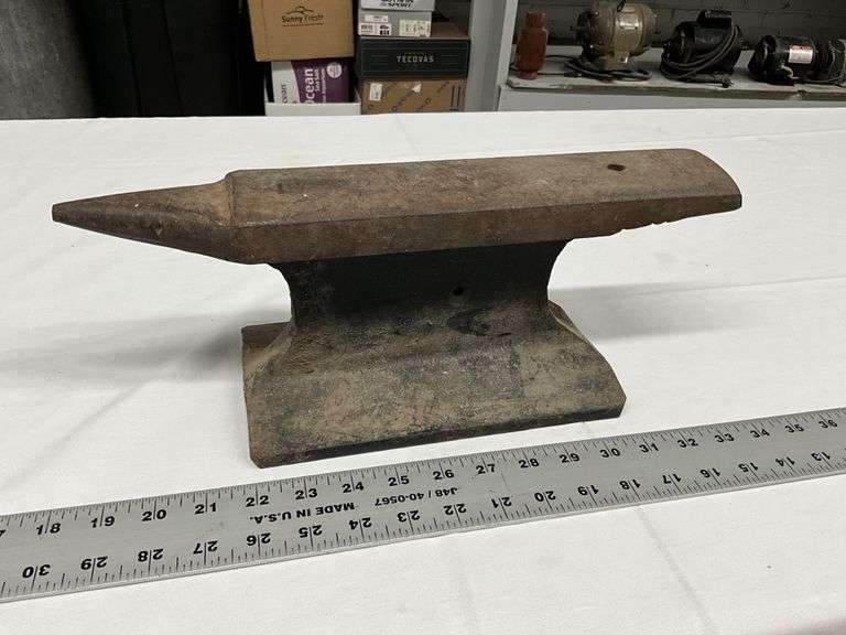 Railroad tie anvil