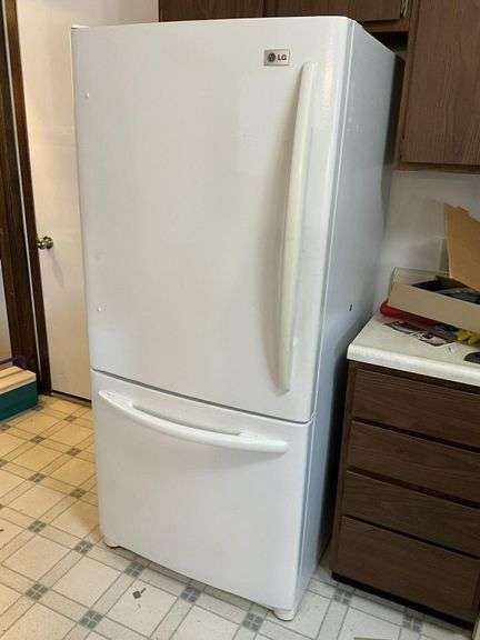 LG refrigerator 30" x 62" x 32"