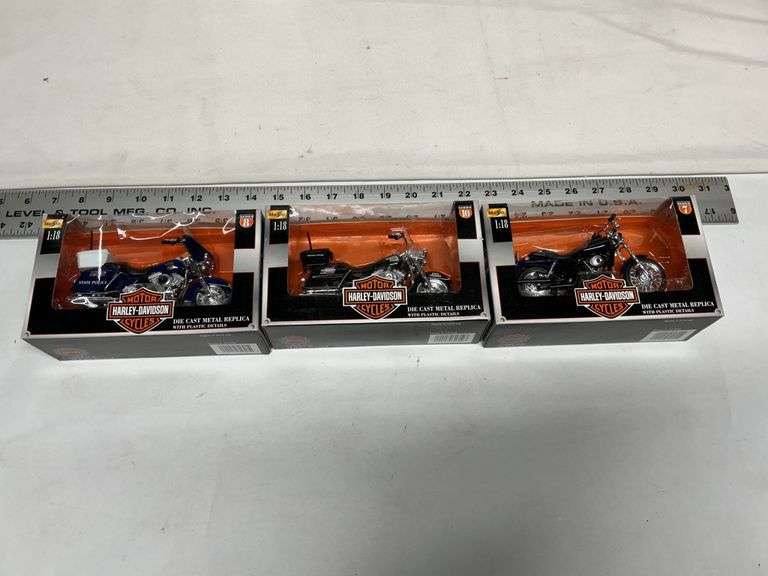 1/18 scale Harley Davidson motorcycles