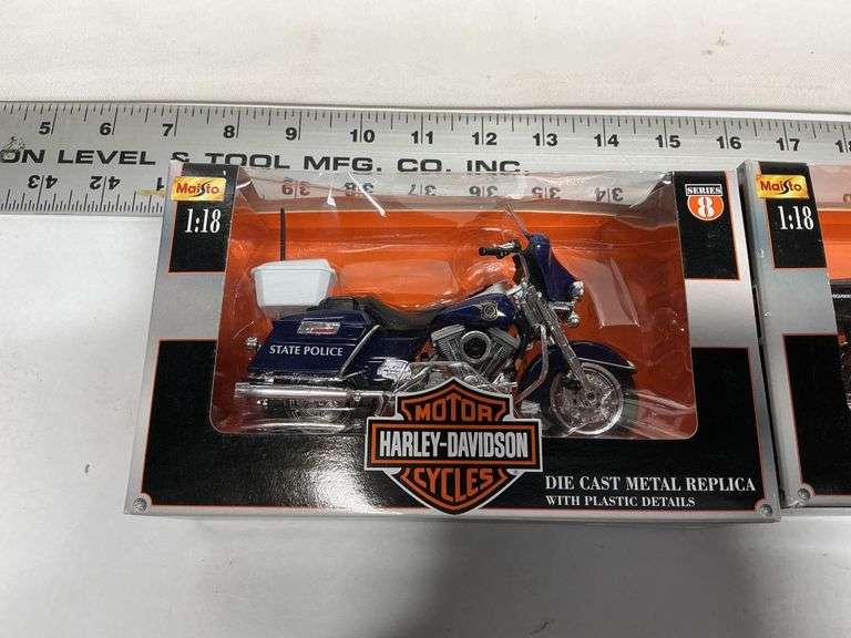 1/18 scale Harley Davidson motorcycles