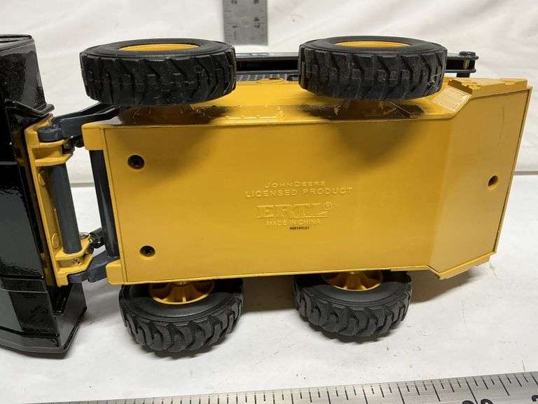 Deer 318E skid steer loader