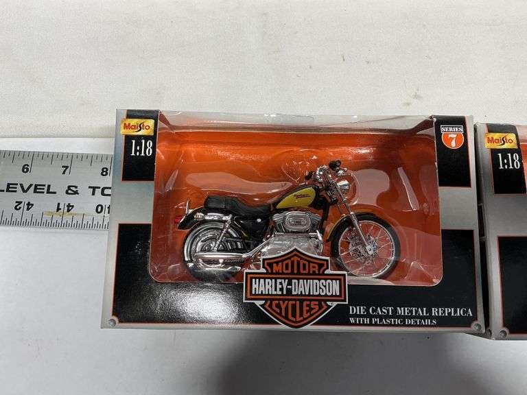 1/18 scale Harley Davidson motorcycles