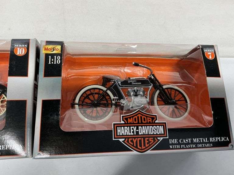1/18 scale Harley Davidson motorcycles