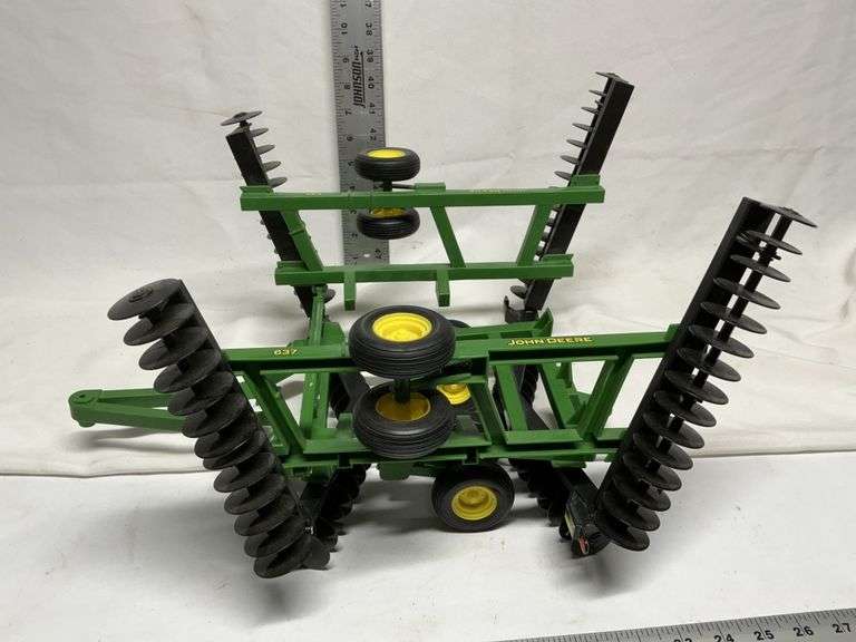John Deere 637 disc