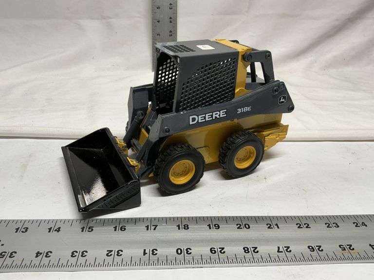 Deer 318E skid steer loader