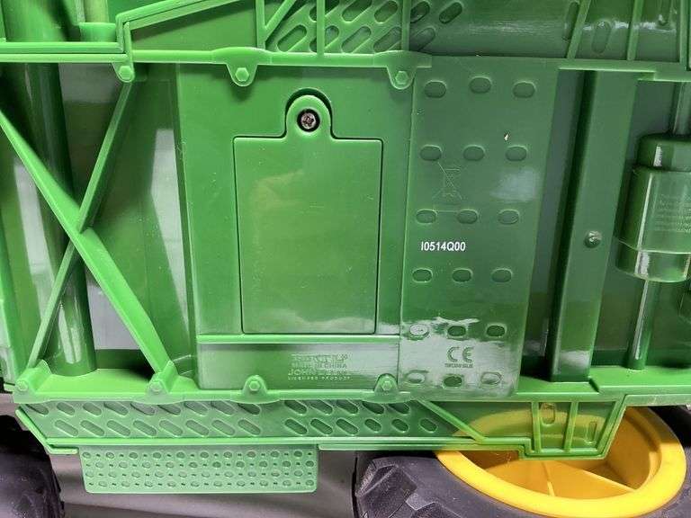 John Deere toy combine S670 with corn and soybean