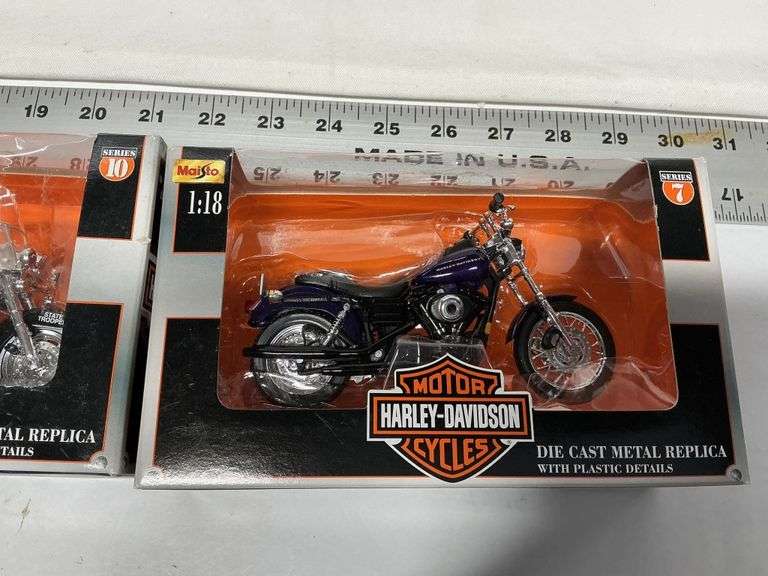 1/18 scale Harley Davidson motorcycles